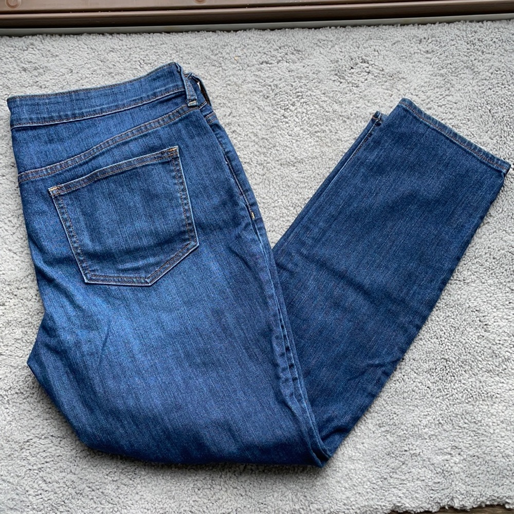 Jeans. Medium wash.